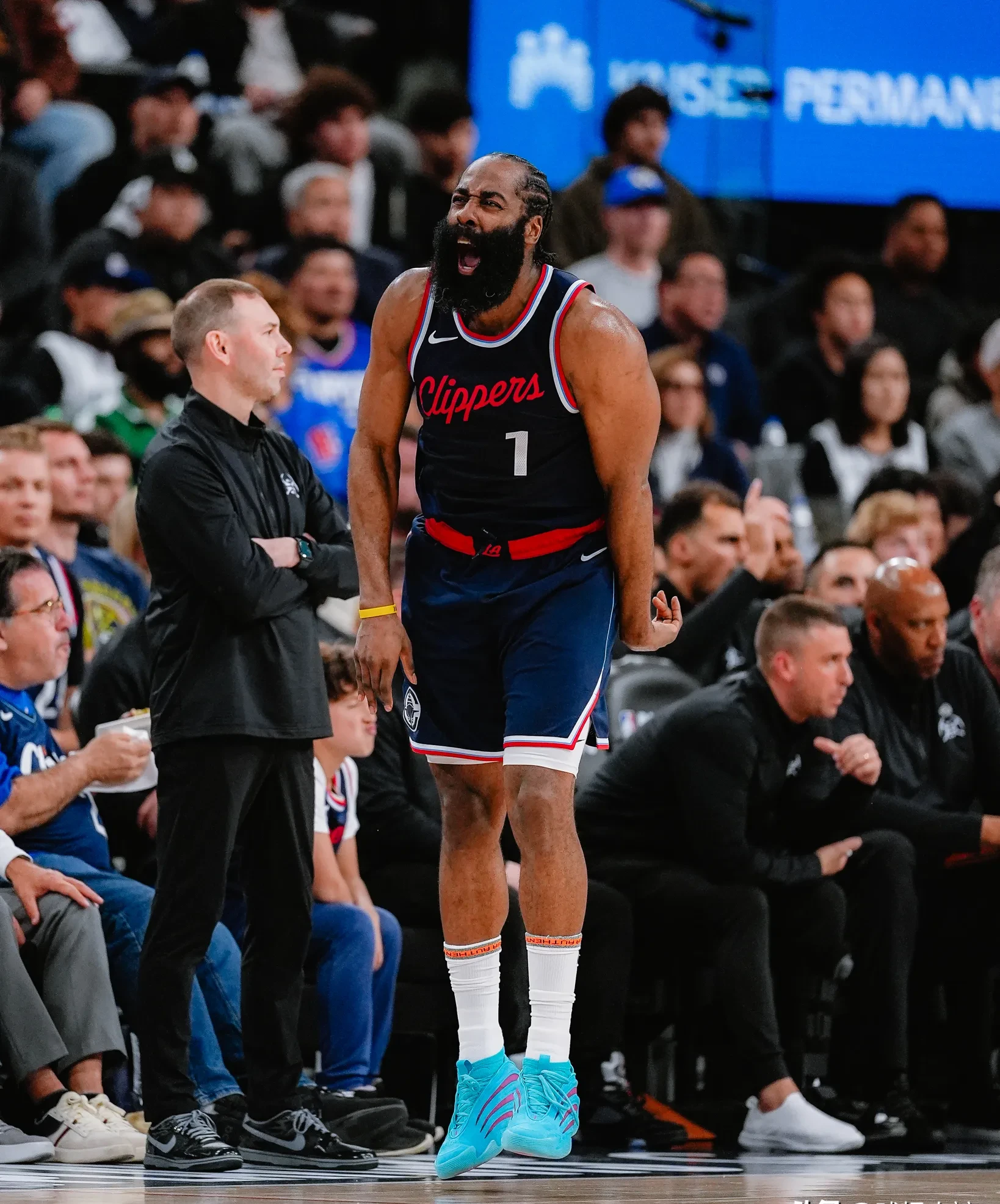 包含独行侠观众热烈欢呼!,哈登迎来二十赛季出色发挥比赛高潮迭起的词条